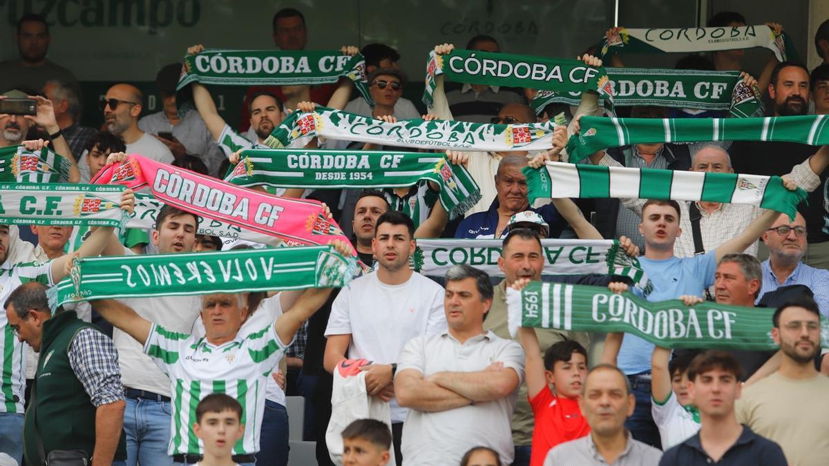Un grupo de aficionados animan al Córdoba CF.