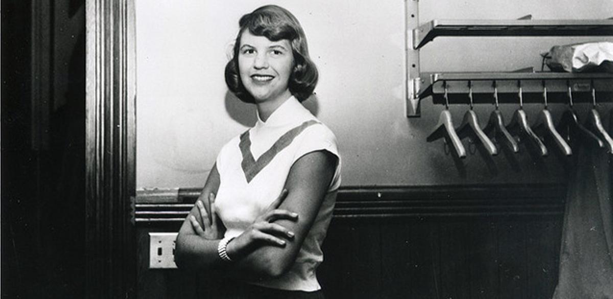 Sylvia Plath (1931-1963). Se convirtió en un icono del feminismo por ser uno de los primeros casos que visibilizó la lucha contra la depresión y la presión causada por las expectativas puestas sobre las mujeres en un mundo androcéntrico.