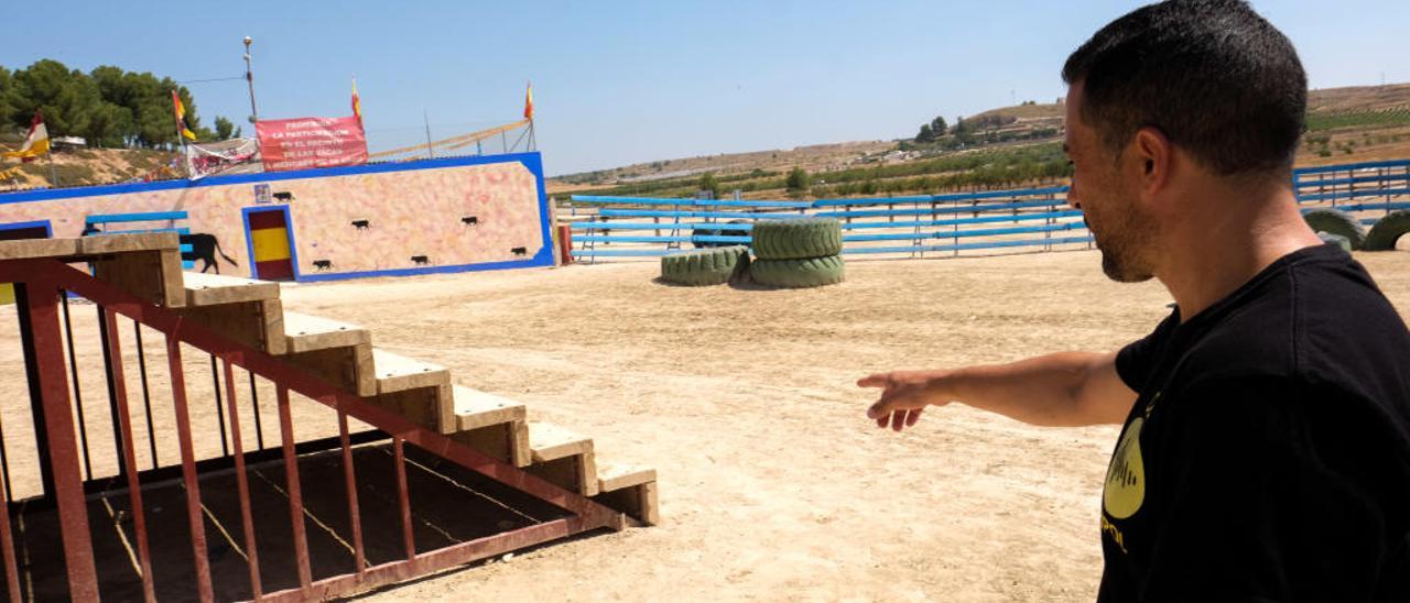 Paco Rubira en el recinto de la suelta de las vacas.