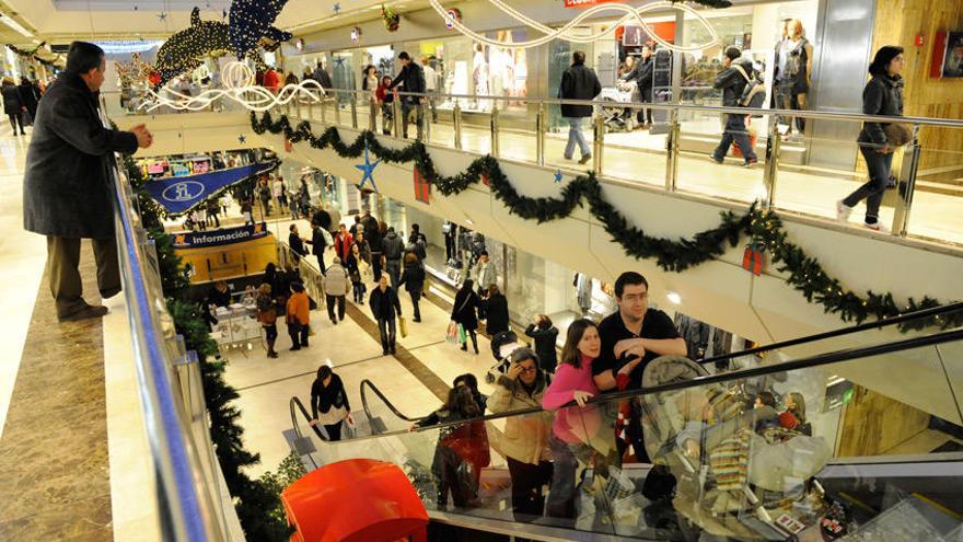 Centro comercial Cuatro Caminos con decoración navideña.
