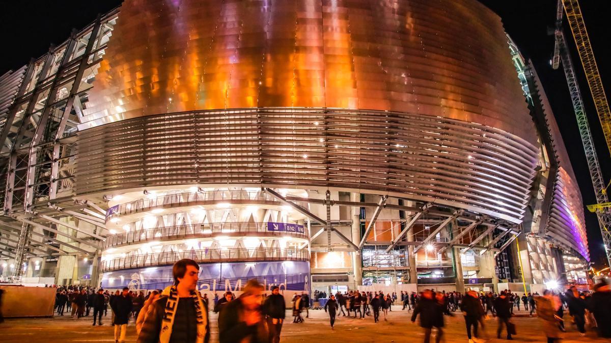 Aficionados en las inmediaciones del estadio Santiago Bernabéu después de la segunda semifinal de la Copa del Rey entre el Real Madrid y FC Barcelona, 2 de marzo de 2023.