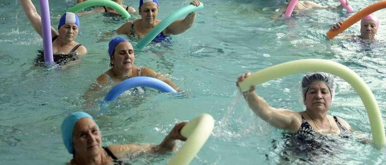 Participantes en un curso de aquagym en el balneario Baños da Brea. // Bernabé/Javier Lalín