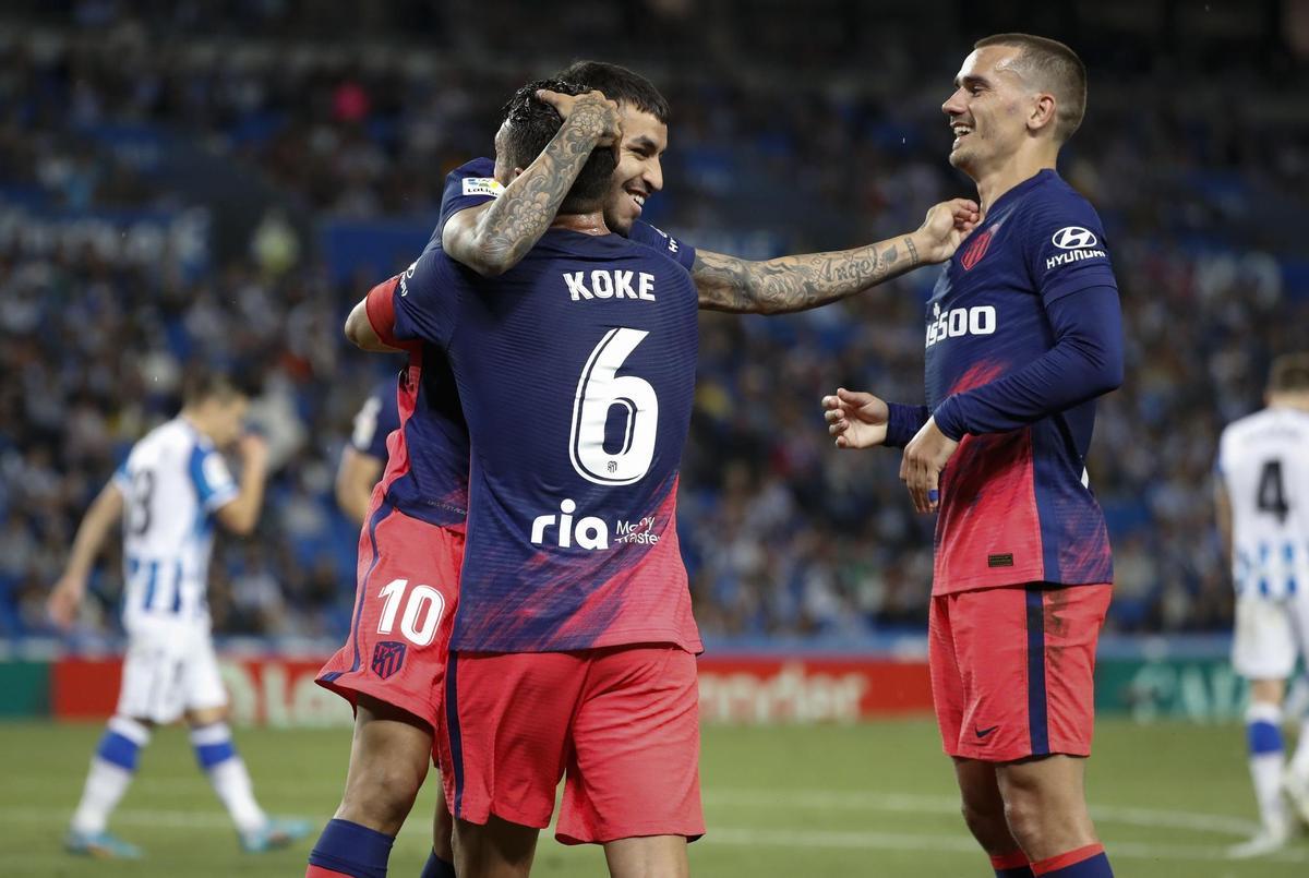 SAN SEBASTIÁN, 22/05/2022.- El delantero argentino del Atlético de Madrid Ángel Correa (c) celebra su gol, segundo del equipo ante la Real Sociedad, durante el partido de la jornada 38 de Liga en Primera División que Real Sociedad y Atlético de Madrid disputan hoy domingo en el Reale Arena. EFE/Juan Herrero