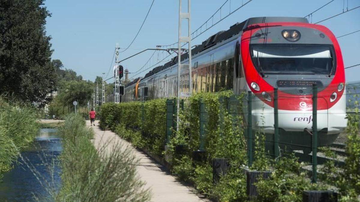  Tren de Rodalies circulando paralelo al Rec Comtal en su tramo entre Montcada y Vallbona.