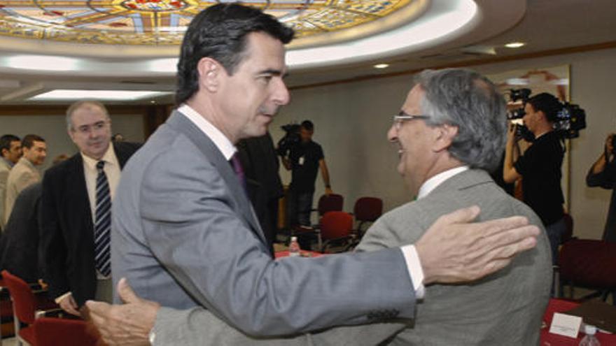 José Manuel Soria y Sebastián Grisaleña se saludan durante la celebración de una mesa de seguimiento del pacto social. i ANDRÉS CRUZ