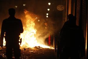 GRAF3246  MADRID  15 03 2018 - Contenedores incendiados en la calle Meson de Paredes con la calle del Oso  en el barrio de Lavapies de Madrid  tras la muerte de un mantero de un paro cardiaco durante un control policial contra el top manta en el barrio de Lavapies de Madrid  Tras el suceso  se han concentrado decenas de personas en protesta contra la presion policial que existe en la zona contra los vendedores del top manta  EFE JAVIER LIZON