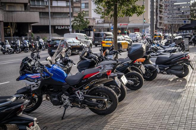 Cómo aparcar tu moto legalmente en la calle sin que puedan multarte