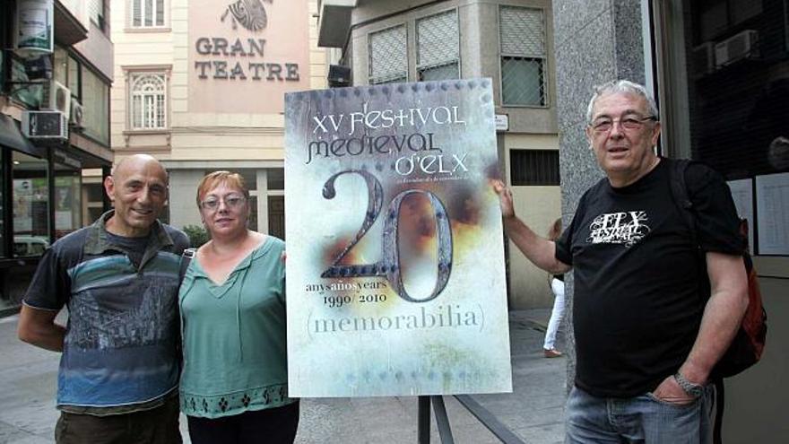 Antonio Mora, autor de la imagen del cartel de este año; Àngels Candela, la edil de Cultura; y Toni Tordera, director del Festival d&#039;Elx.