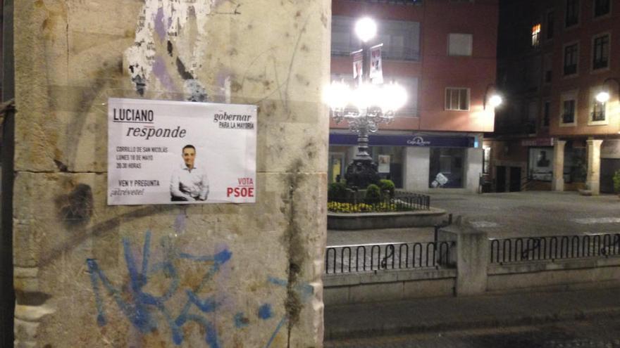 Un cartel electoral del candidato del PSOE a las municipales.