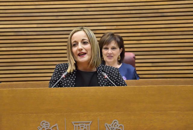 Las Corts premia el trabajo de la periodista de Levante-EMV Julia Ruiz