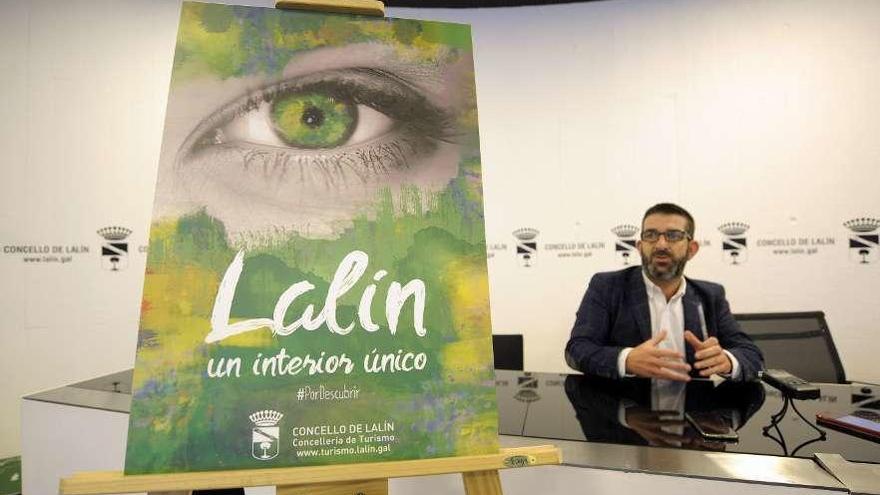 Francisco Vilariño, ayer, junto al cartel de la nueva campaña turística de Lalín. // Bernabé/Javier Lalín