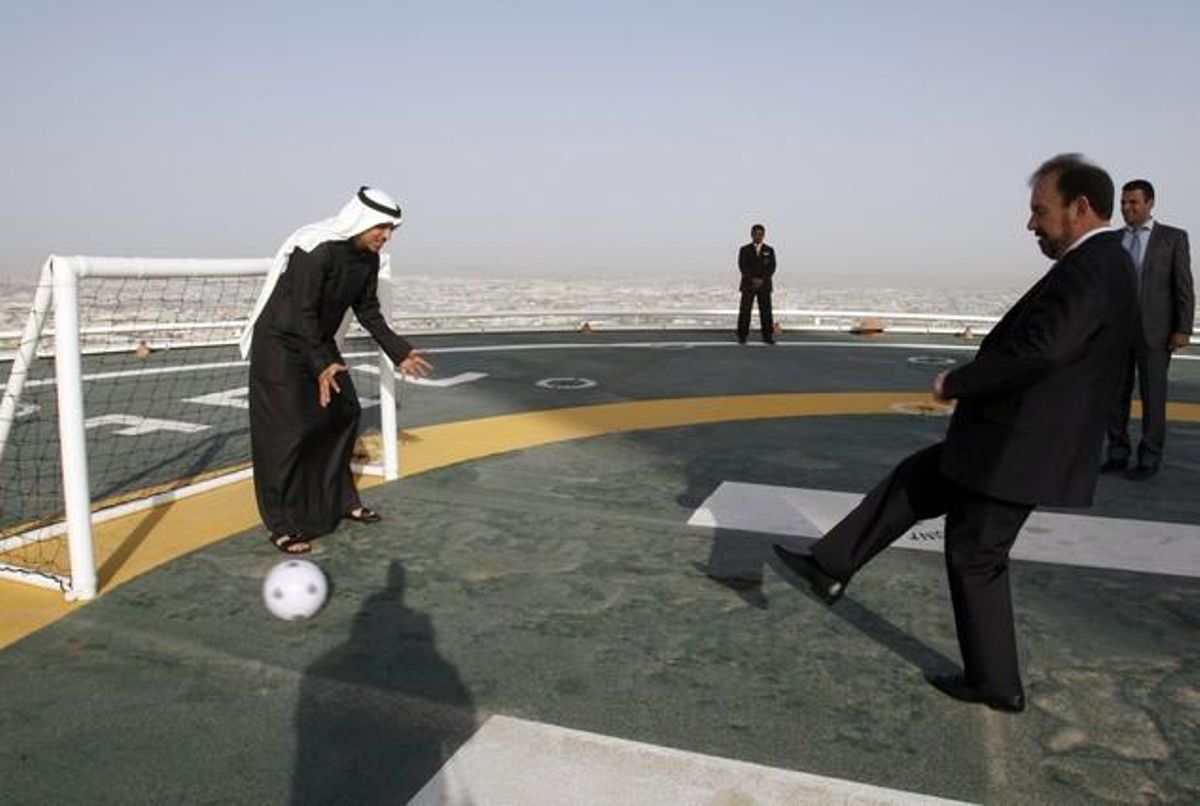 El president del Getafe, Ángel Torres, xuta una pilota a l’hotel de Burj al-Arab, a Dubai, davant l’oposició d’un dels membres del Royal Emirates Group.