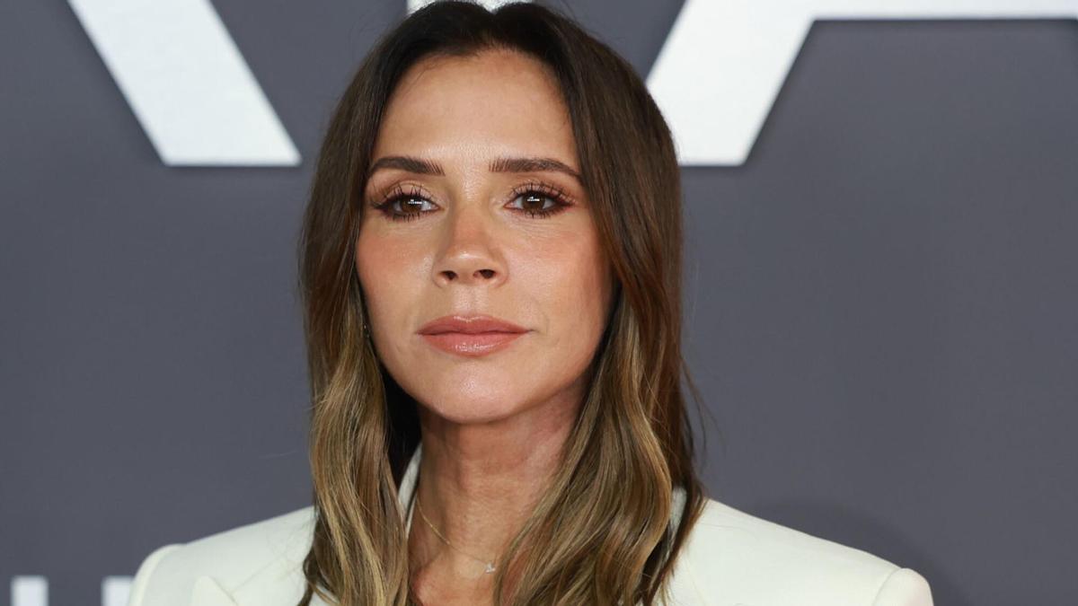Victoria Beckham, lapidario de una diseñadora pija: "Sonrío -¡que sí sonrío!- del lado izquierdo, del derecho parezco enferma"