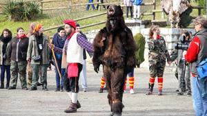 A la vall pirinenca de l’Alt Vallespir, se celebra tots els anys al febrer en tres pobles catalans una festa de carnaval molt antiga... Vine a descobrir una tradició molt arrelada en els costums dels Pirineus Orientals