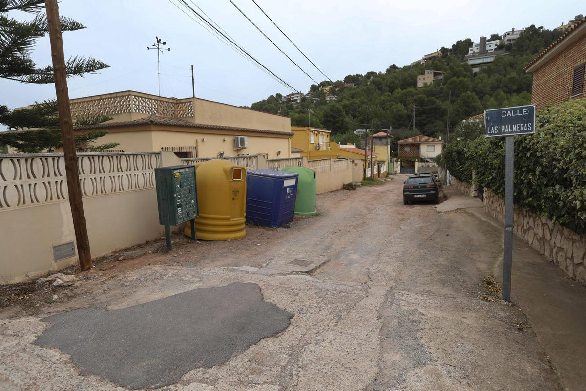 Una calle en mal estado en una urbanización de Gilet.