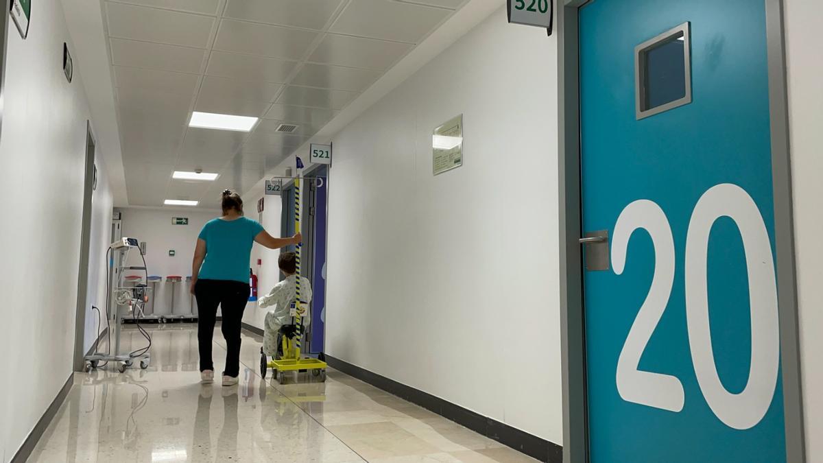 Un niños juega en el Hospital Materno Infantil