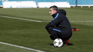Valverde, en el último entrenamiento del Barça antes de viajar a Stamford Bridge.