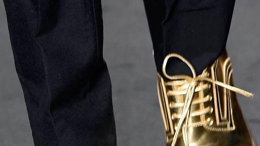 Calvin Klein se distancia del blanco y negro y se baña en oro en Milán