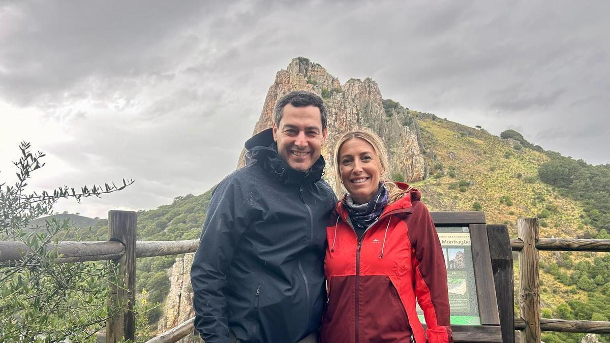 La presidenta del PP extremeño, María Guardiola, y el presidente del PP andaluz, Juanma Moreno, hace un año en Monfragüe.