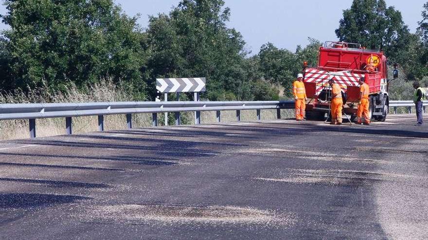 Trabajos de mejora de la carretera que une Bermillo con Fermoselle.