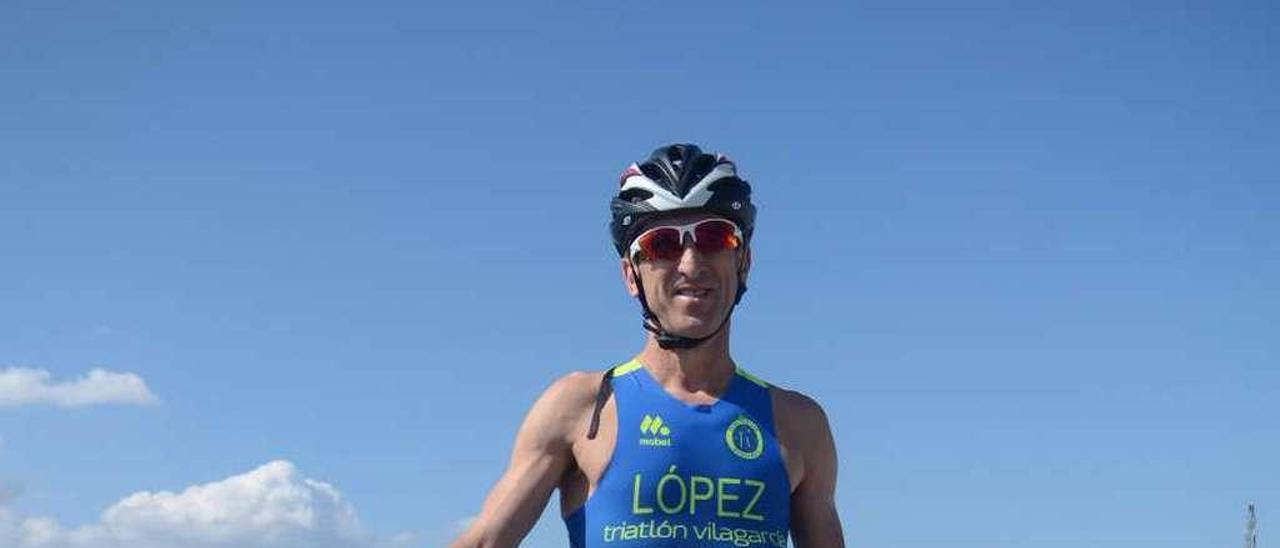 Andrés López Torres, campeón de España de Triatlón Cross, junto al muelle de Vilagarcía. // Noé Parga