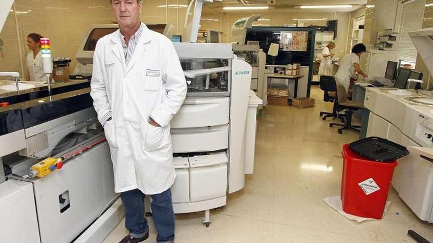 El doctor Fernández Nogueira en el actual laboratorio del Meixoeiro.