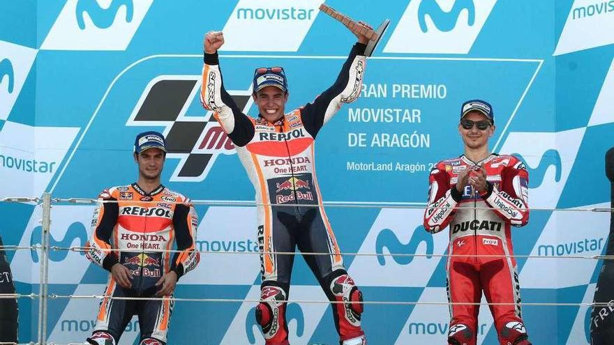 Márquez celebra su triunfo en el podio, junto a Pedrosa y Lorenzo. // Javier Cebollada