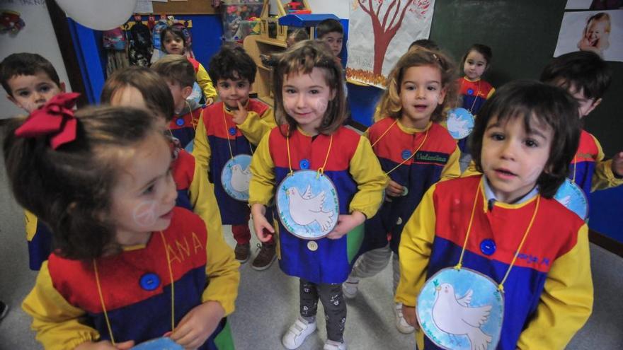 El Dia de la Paz se convierte en una fiesta en la escuela infantil de  Vilagarcía - Faro de Vigo