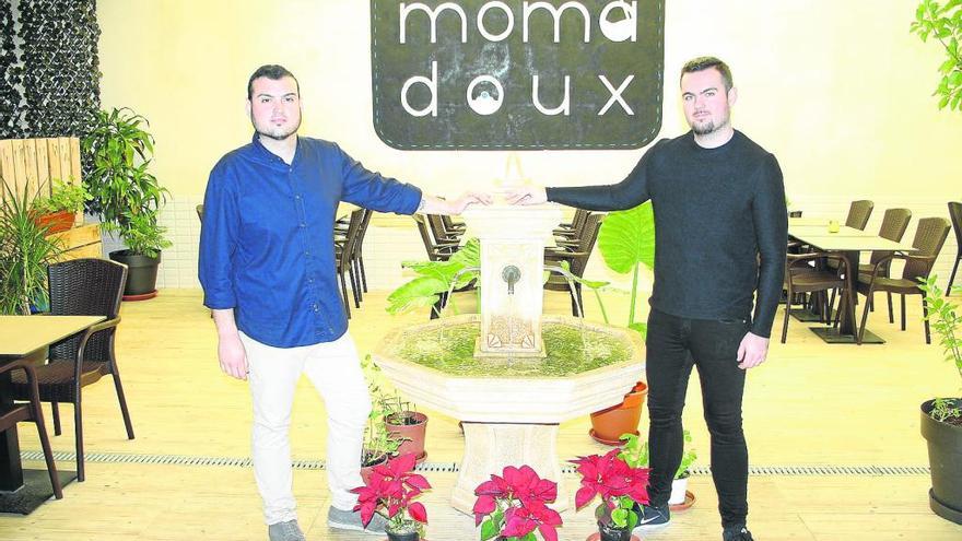 Los hermanos Daniel y Miguel Abellán Huerta posan ante la fuente de la terraza cubierta de Moma Doux.