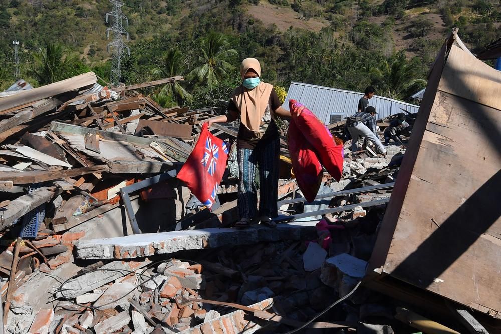 Suben a 131 los muertos por el terremoto en Indonesia