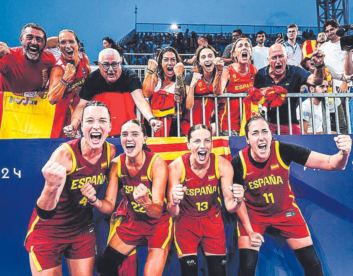 Sandra Ygueravide y Vega Gimeno, con el equipo español en París 2024