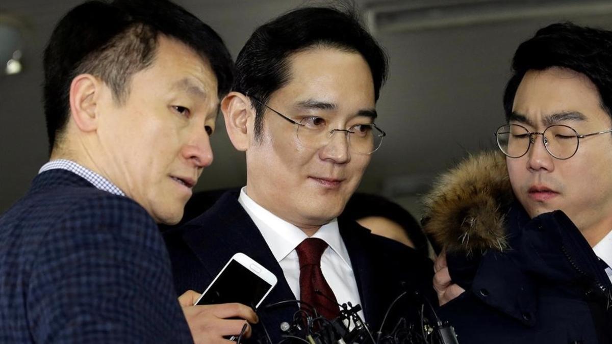 El heredero y vicepresidente de Samsung, Lee Jae-yong (en el centro).