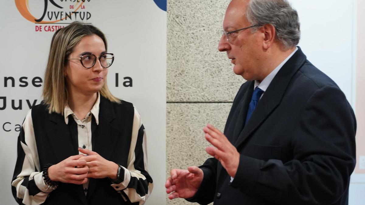 El presidente del CES, Enrique Cabero, conversa con la presidenta del Consejo de la Juventud, Sandra Ámez.