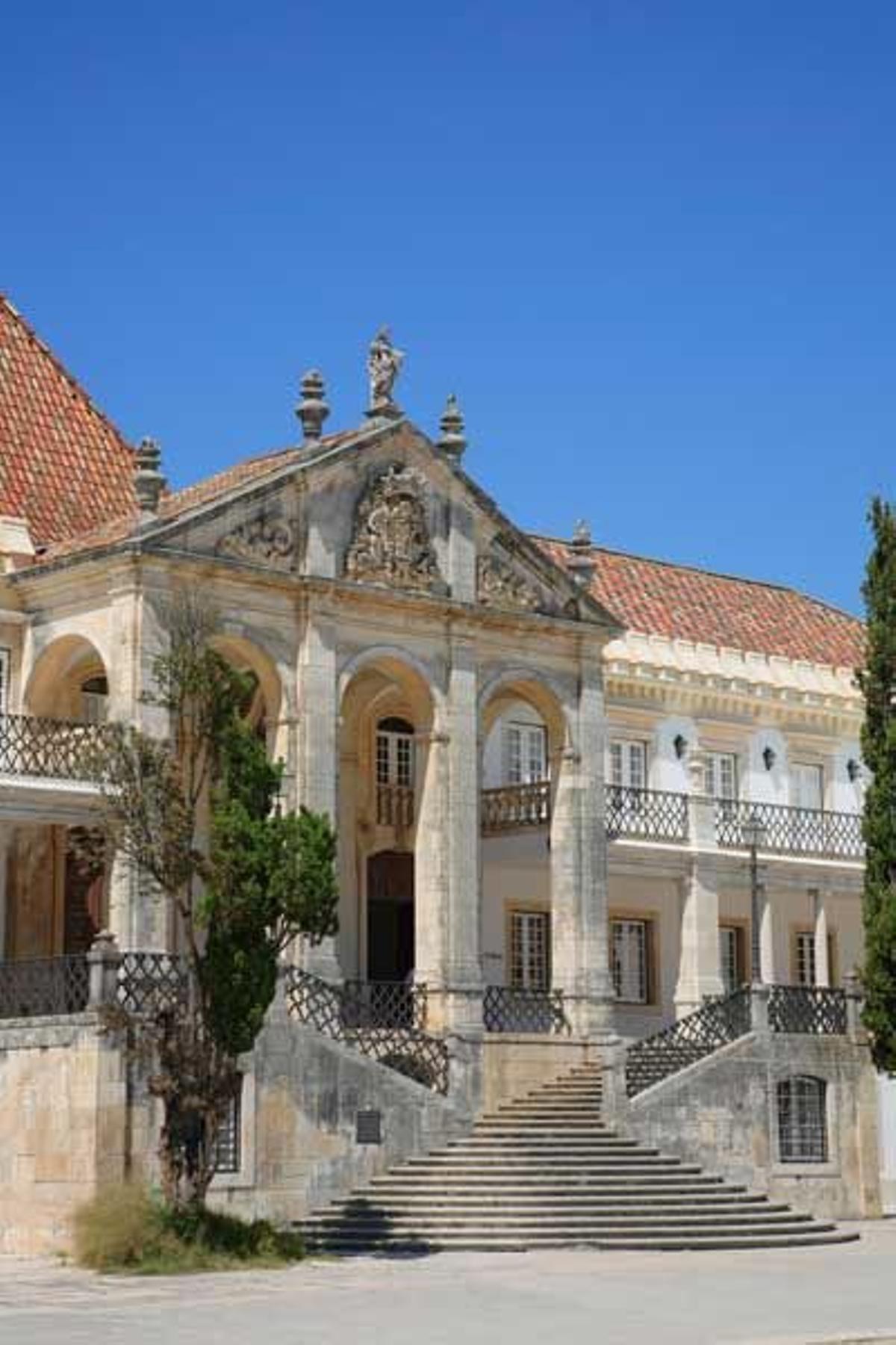 Detalle de una de las puertas de la Universidad de Coimbra