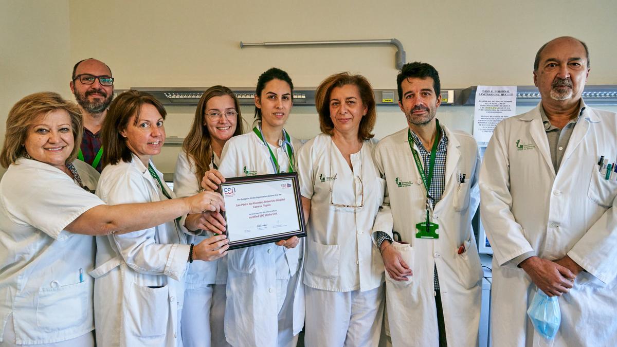Facultativos, enfermeros y TCAEs posan con el diploma de la certificación europea, conseguido el 4 de enero.