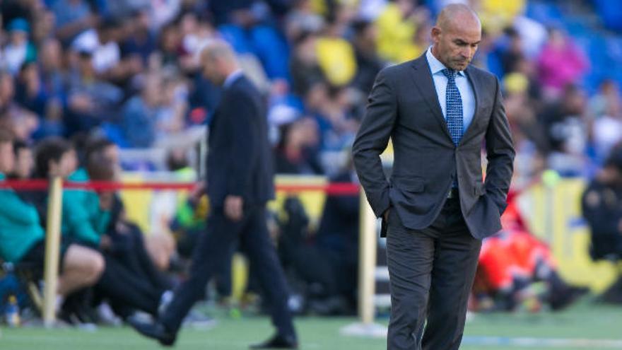 Paco Jémez, ayer, en la zona técnica.