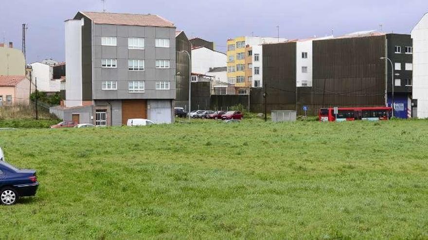 Parcela en la que el Concello construirá el centro de día y la ludoteca de Meicende.