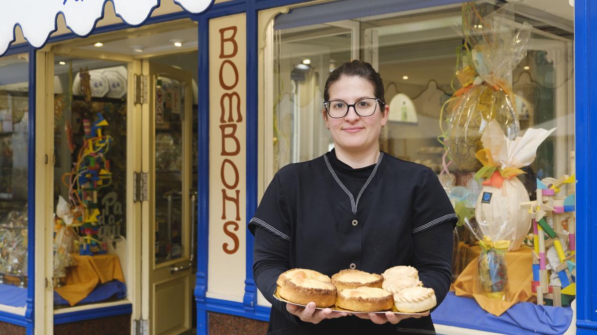 Neus Llull, del Forn Fondo, muestra una bandeja de &#039;panades&#039;.