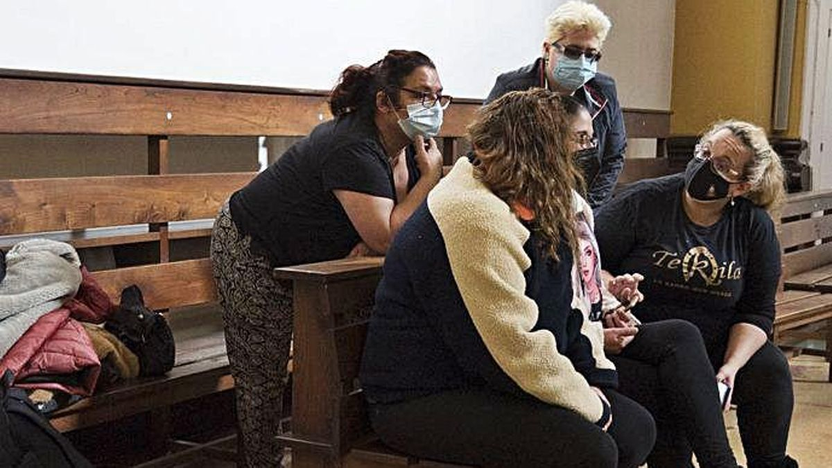 Las hosteleras que protagonizan la protesta en la iglesia de San Juan, en Mieres.