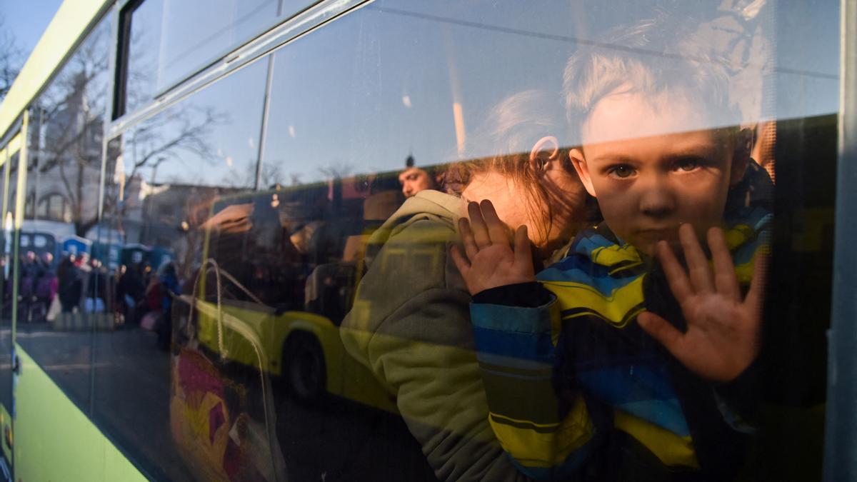 Refugiados ucranianos huyen del país.