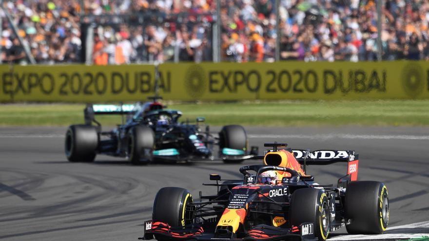 Hamilton guanya a Silverstone després del brutal accident de Verstappen