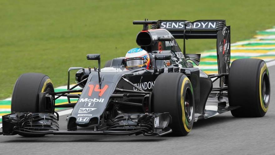 Fernando Alonso, rodando ayer en Interlagos con su McLaren-Honda.