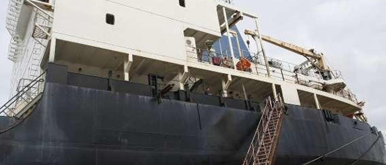 El barco ruso &quot;Severnaya Zemlya&quot;, atracado en el puerto de Avilés desde el mes de mayo del año pasado.