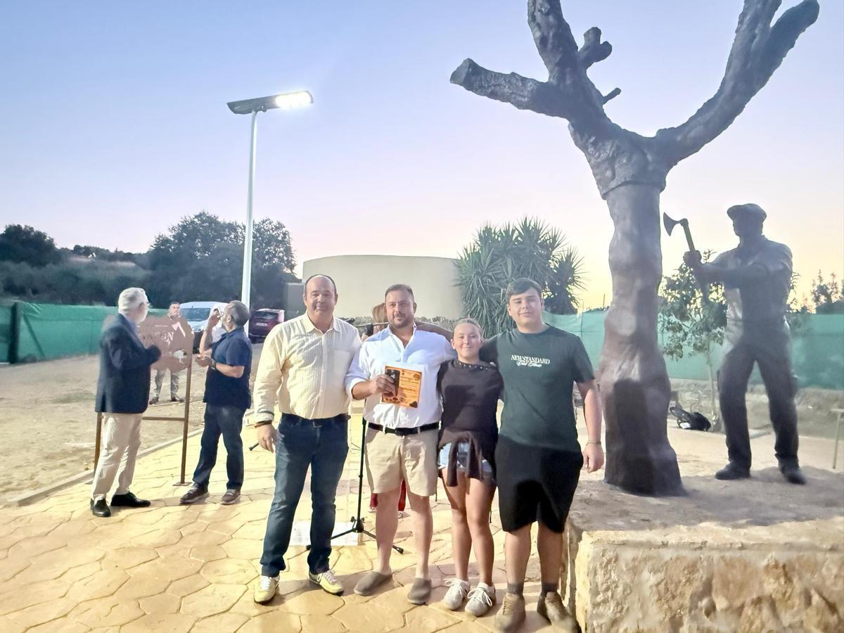 Alcuéscar inaugura el Rincón del Corchero para honrar su legado artesanal y sus generaciones