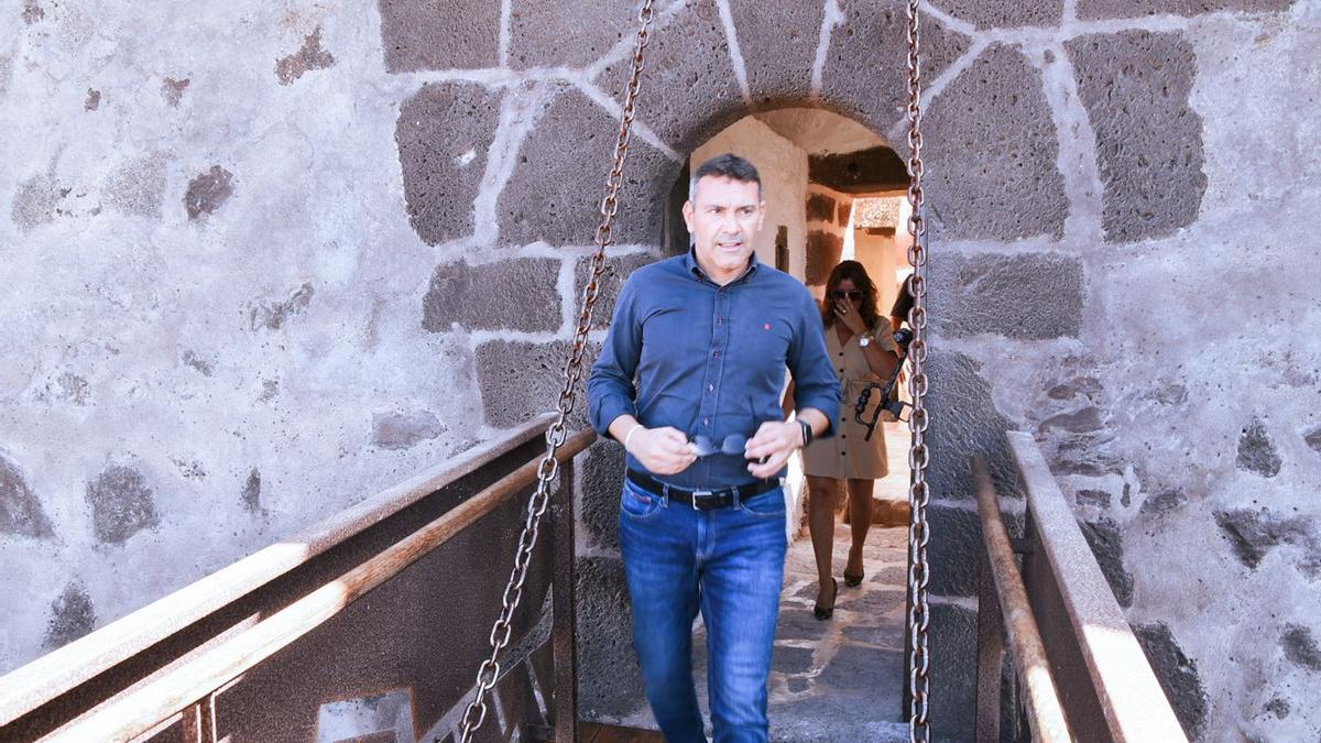 Oswaldo Betancort y detrás, Olivia Duque, en una visita reciente al Castillo de Santa Bárbara, en Teguise.