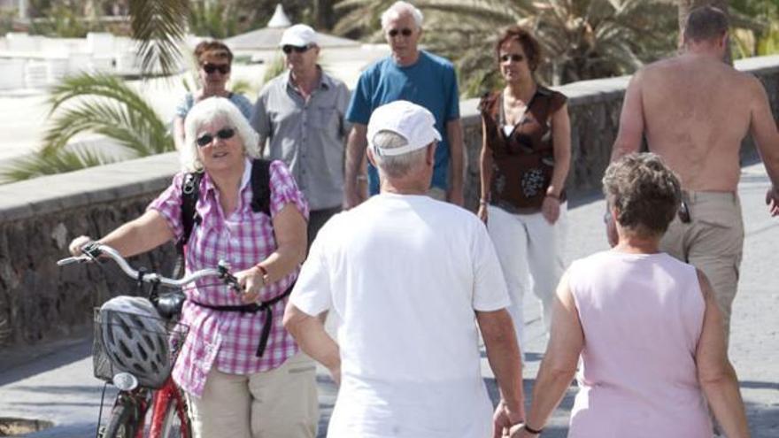 Turistas en el paseo de Playa del Inglés.