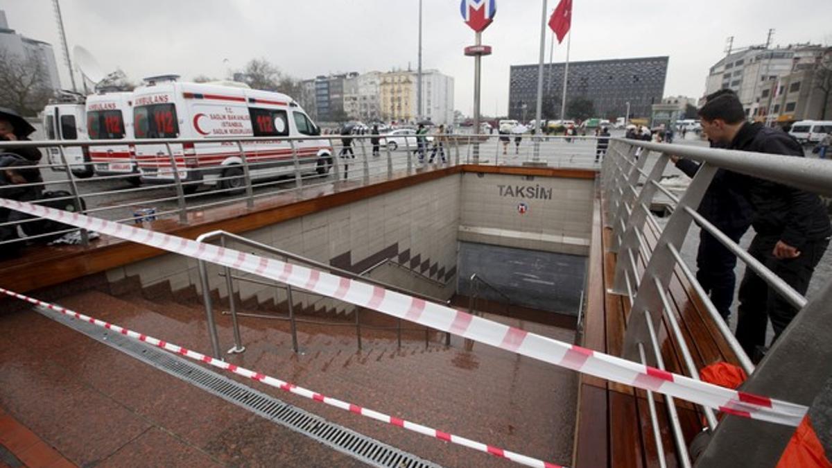 Una estación de metro de Estambul, cerrada por el apagón que ha afectado a Turquía este martes.
