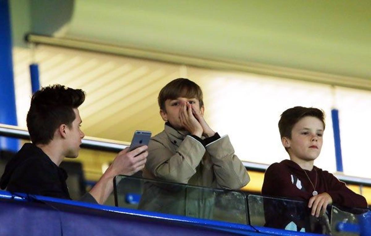 Brooklyn, Romeo y Cruz en las gradas de Stamford Bridge