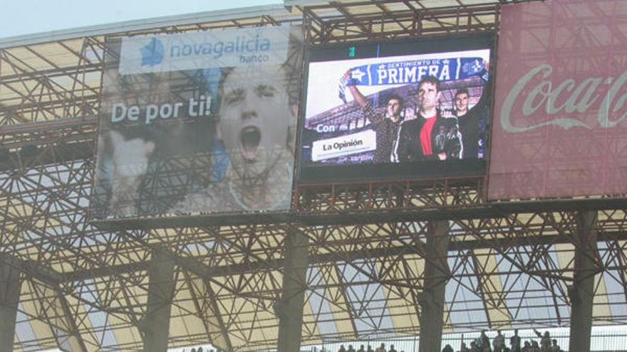 Hinchas de los Blues, en Riazor. / V.Echave