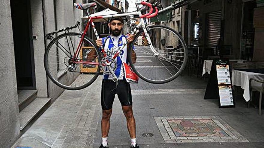 Alejandro Voces posa con su bicicleta y el maillot de la Ponferradina, en A Coruña